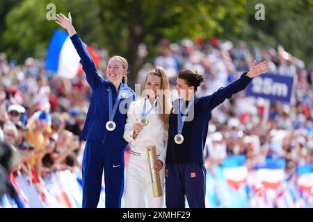 (Da sinistra a destra) Medaglia d'argento USA Haley Batten, medaglia d'oro francese Prevot Pauline Ferrand e medaglia di bronzo svedese Jenny Rissveds con le loro medaglie dopo la mountain bike femminile di fondo a Elancourt Hill, il secondo giorno dei Giochi Olimpici di Parigi 2024 in Francia. Data foto: Domenica 28 luglio 2024. Foto Stock