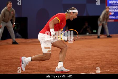 Parigi, Francia. 27 luglio 2024. Lo spagnolo Rafael Nadal celebra la vittoria di un punto durante la partita di doppio maschile del primo turno, durante il primo giorno dei Giochi Olimpici di Parigi 2024. Corte Philippe-Chatrier, Roland Garros, Parigi, Francia. Crediti: Isabel Infantes/Alamy Live News Foto Stock