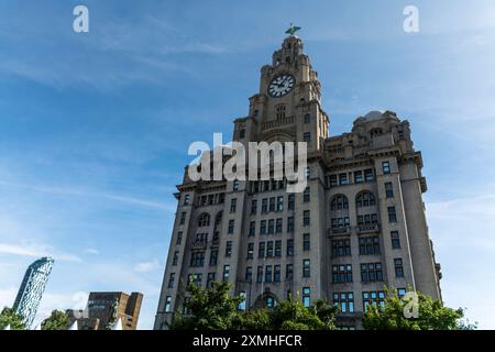 Una vista del Royal Liver Building, Pier Head, Liverpool Waterfront, Liverpool, Regno Unito. Fatto il 28 luglio 2024. Foto Stock