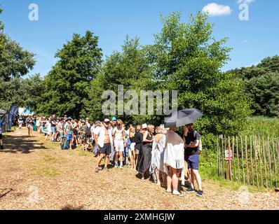 Henham Park, Suffolk, Regno Unito. 28 luglio 2024. Lunghe code per una nuotata nel lago al Latitude Festival questa mattina. Crediti: ernesto rogata/Alamy Live News Foto Stock