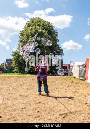 Henham Park, Suffolk, Regno Unito. 28 luglio 2024. Molte bolle di sapone sono state preparate per intrattenere la folla al Latitude Festival. Crediti: ernesto rogata/Alamy Live News Foto Stock