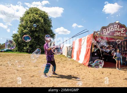 Henham Park, Suffolk, Regno Unito. 28 luglio 2024. Molte bolle di sapone sono state preparate per intrattenere la folla al Latitude Festival. Crediti: ernesto rogata/Alamy Live News Foto Stock