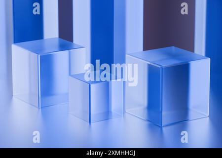 Cubi blu trasparenti di varie dimensioni visualizzati su una superficie riflettente. rendering 3d. Foto Stock