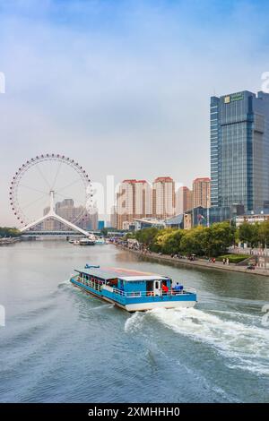 Crociera con turisti sul fiume Haihe a Tianjin, Cina Foto Stock