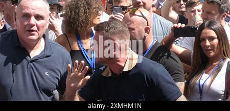 LONDRA, INGHILTERRA - 27 LUGLIO 2024 Tommy Robinson appare su uno schermo video mentre si rivolge ai manifestanti a Trafalgar Square nel centro di Londra durante la manifestazione Uniting the Kingdom. Una polizia aggiuntiva di 1000 uomini è in servizio come marcia organizzata da Stand Up to Racism e altri gruppi come contrapposizione marceranno verso Whitehall, dove si terrà un raduno. Credito: Glamourstock/Alamy Live News Foto Stock