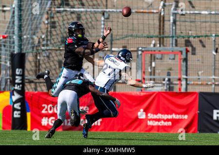 Darius Saint-Robinson (Munich Ravens #8) verteidigt einen Pass mit Junior Nkembi (Munich Ravens #19) gegen Antonio Delaria (Milano Marines #27) GER, Munich Ravens vs Milano Marines, Amerian Football, ELF, Week 4, Saison 2024, 28.07.2024, foto: Eibner-Pressefoto/Florian Wolf Foto Stock