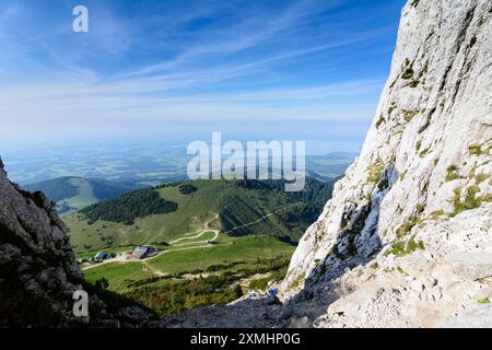 Rifugio moutain Steinlingalm, cappella Maria, Königin des Friedens sul monte Kampenwand, vista sul lago Chiemsee Chiemgauer Alpen, Alpi Chiemgau Oberbayern, Foto Stock