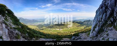 Rifugio moutain Steinlingalm, cappella Maria, Königin des Friedens sul monte Kampenwand, vista sul lago Chiemsee Chiemgauer Alpen, Alpi Chiemgau Oberbayern, Foto Stock