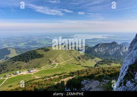 Rifugio moutain Steinlingalm, cappella Maria, Königin des Friedens sul monte Kampenwand, vista sul lago Chiemsee Chiemgauer Alpen, Alpi Chiemgau Oberbayern, Foto Stock