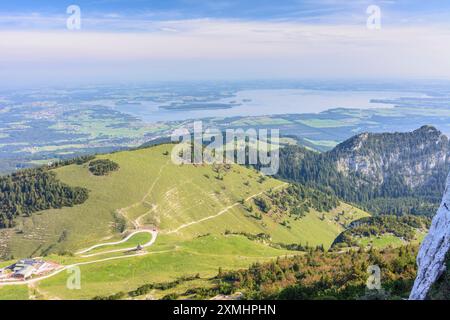 Rifugio moutain Steinlingalm, cappella Maria, Königin des Friedens sul monte Kampenwand, vista sul lago Chiemsee Chiemgauer Alpen, Alpi Chiemgau Oberbayern, Foto Stock