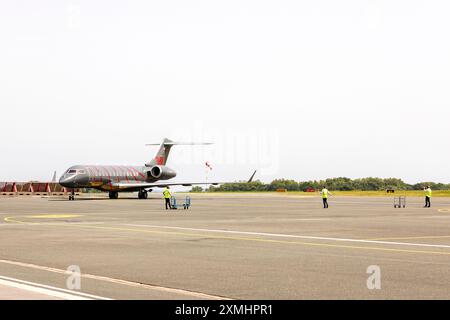 Bombardier Global Express arriva all'aeroporto di Biarritz. Foto Stock