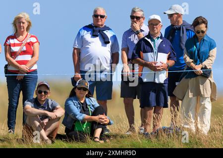 28 luglio 2024; Carnoustie Golf Links, Carnoustie, Angus, Scozia, senior Open Championship, round 4; i tifosi guardano accanto alla quarta buca del Championship Links, Carnoustie durante l'ultimo round del Senior Open presentato da Rolex Foto Stock