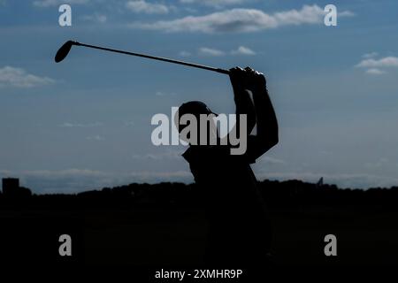 28 luglio 2024; Carnoustie Golf Links, Carnoustie, Angus, Scozia, senior Open Championship, round 4; Una silhouette di Greg Chalmers che si sfida nella 17a buca dei Championship Links, Carnoustie Foto Stock