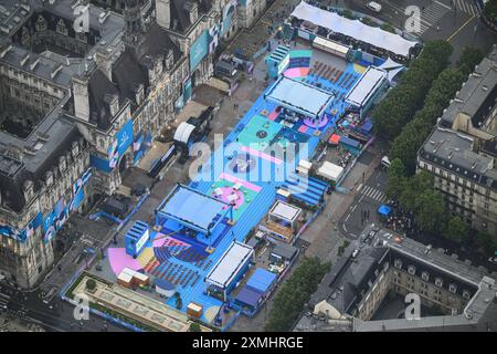 Parigi, Francia. 26 luglio 2024. Questa foto scattata da un elicottero il 26 luglio 2024 mostra una vista aerea della piazza del municipio di Parigi (Hotel de Ville) durante la cerimonia di apertura dei Giochi Olimpici di Parigi 2024 a Parigi, in Francia. Crediti: Lionel Bonaventure/POOL/Xinhua/Alamy Live News Foto Stock