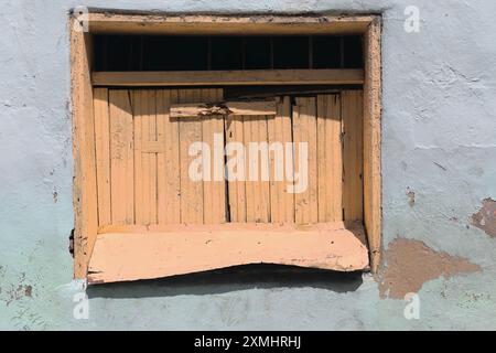 543 vecchia tapparella in legno chiusa di una profonda finestra dipinta di pesca, parete verde chiaro scheggiata di una casa coloniale, scalinata di padre Pico. Santiago-Cuba Foto Stock