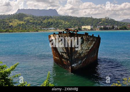 549 il naufragio della nave da pesca della fabbrica di Playa Duaba nella baia interna sostenuta dalla riva del Consiglio di El Turey ai piedi della montagna di El Yunque. Baracoa-Cuba Foto Stock