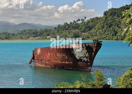 550 il naufragio della fabbrica di Playa Duaba rimane arrugginito nella baia interna, incagliato sulle rocce accanto al forte Fuerte la Punta. Baracoa-Cuba. Foto Stock