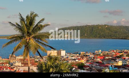 554 disposizione della città intorno a Bahia de Miel-Bay of Honey sull'Oceano Atlantico, vista verso sud-est dall'ex fortezza di El Castillo-The Castle. Baracoa-Cuba. Foto Stock