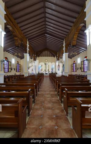 560 paie di legno e tetti, interno della concattedrale di Nuestra Senora de la Ascensione-nostra Signora dell'assunzione sul Parque Independencia Park. Baracoa-Cuba. Foto Stock