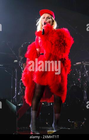 La cantautrice e attore britannico Paloma Faith Blomfield si esibisce dal vivo sul palco di Camp Bestival. Foto Stock