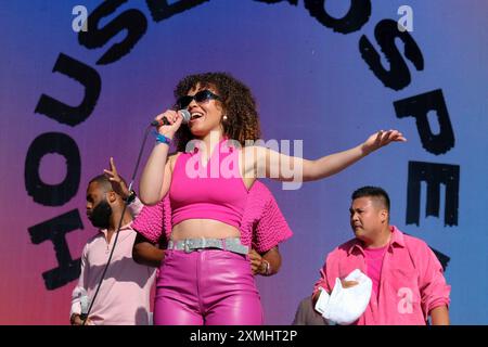 Lulworth, Regno Unito. 27 luglio 2024. Il gruppo corale britannico House Gospel Choir, con sede a Londra, si esibisce dal vivo sul palco al festival per famiglie Camp Bestival. L'House Gospel Choir, spesso indicato come HGC, è un gruppo vocale con sede a Londra composto da oltre 150 membri provenienti da diverse origini religiose ed etniche. Si esibiscono in una fusione di musica House e gospel, House Gospel Choir è stato fondato dalla cantante Natalie Maddix (foto di Dawn Fletcher-Park/SOPA Images/Sipa USA) Credit: SIPA USA/Alamy Live News Foto Stock