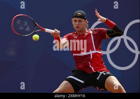 Parigi, fra. 24 luglio 2024. ZIZOU Bergs dal Belgio restituisce la palla contro Stefano's Tsitsipas della Grecia nel singolo maschile di tennis allo stadio Roland Garros durante i Giochi Olimpici estivi di Parigi 2024 svoltisi a Parigi, Francia il 28 luglio 2024. (Foto di Anthony Behar/Sipa USA) credito: SIPA USA/Alamy Live News Foto Stock