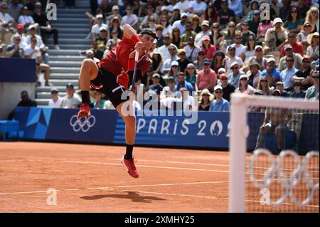 Parigi, fra. 24 luglio 2024. ZIZOU Bergs dal Belgio restituisce la palla contro Stefano's Tsitsipas della Grecia nel singolo maschile di tennis allo stadio Roland Garros durante i Giochi Olimpici estivi di Parigi 2024 svoltisi a Parigi, Francia il 28 luglio 2024. (Foto di Anthony Behar/Sipa USA) credito: SIPA USA/Alamy Live News Foto Stock