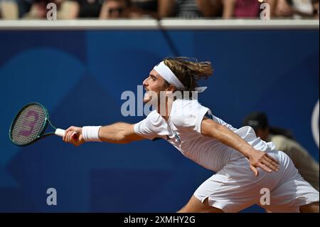 Parigi, fra. 24 luglio 2024. Stefano's Tsitsipas di Grecia restituisce un pallone contro Zizou Bergs dal Belgio durante la partita di tennis maschile allo stadio Roland Garros durante i Giochi Olimpici estivi di Parigi 2024 tenutesi a Parigi, Francia, il 28 luglio 2024. (Foto di Anthony Behar/Sipa USA) credito: SIPA USA/Alamy Live News Foto Stock