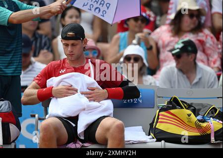 Parigi, fra. 24 luglio 2024. ZIZOU Bergs dal Belgio riposa durante una partita contro il Tsitsipas di Stefano in una partita di tennis maschile allo stadio Roland Garros durante i Giochi Olimpici estivi di Parigi 2024 svoltisi a Parigi, in Francia, il 28 luglio 2024. (Foto di Anthony Behar/Sipa USA) credito: SIPA USA/Alamy Live News Foto Stock