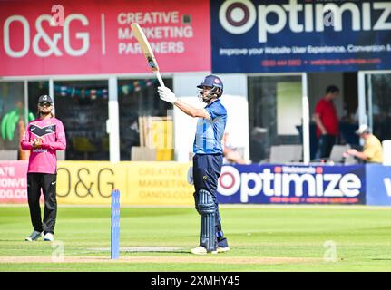 Hove UK 28 luglio 2024 - Will Rhodes del Warwickshire raggiunge il suo mezzo secolo durante la partita di cricket della Metro Bank One Day Cup tra Sussex Sharks e Warwickshire al 1st Central County Ground di Hove: Credit Simon Dack /TPI/ Alamy Live News Foto Stock