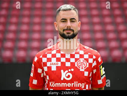 Mainz, Germania. 28 luglio 2024. Calcio: Bundesliga, stagione 2024/25, sessione fotografica 1. FSV Mainz 05 nella Mewa Arena: Marco Richter. Credito: Arne Dedert/dpa - NOTA IMPORTANTE: in conformità con i regolamenti della DFL German Football League e della DFB German Football Association, è vietato utilizzare o far utilizzare fotografie scattate nello stadio e/o della partita sotto forma di immagini sequenziali e/o serie di foto video./dpa/Alamy Live News Foto Stock