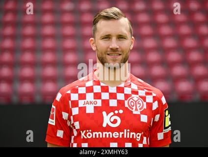 Mainz, Germania. 28 luglio 2024. Calcio: Bundesliga, stagione 2024/25, sessione fotografica 1. FSV Mainz 05 nella Mewa Arena: Silvan Widmer. Credito: Arne Dedert/dpa - NOTA IMPORTANTE: in conformità con i regolamenti della DFL German Football League e della DFB German Football Association, è vietato utilizzare o far utilizzare fotografie scattate nello stadio e/o della partita sotto forma di immagini sequenziali e/o serie di foto video./dpa/Alamy Live News Foto Stock