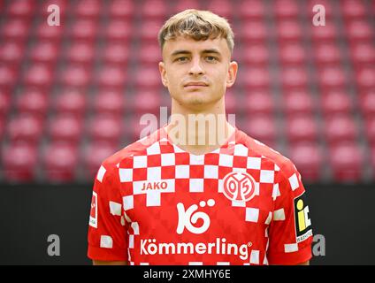 Mainz, Germania. 28 luglio 2024. Calcio: Bundesliga, stagione 2024/25, sessione fotografica 1. FSV Mainz 05 nella Mewa Arena: Niklas Veratschnig. Credito: Arne Dedert/dpa - NOTA IMPORTANTE: in conformità con i regolamenti della DFL German Football League e della DFB German Football Association, è vietato utilizzare o far utilizzare fotografie scattate nello stadio e/o della partita sotto forma di immagini sequenziali e/o serie di foto video./dpa/Alamy Live News Foto Stock