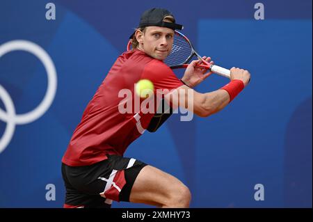 Parigi, fra. 24 luglio 2024. ZIZOU Bergs dal Belgio restituisce la palla contro Stefano's Tsitsipas della Grecia nel singolo maschile di tennis allo stadio Roland Garros durante i Giochi Olimpici estivi di Parigi 2024 svoltisi a Parigi, Francia il 28 luglio 2024. (Foto di Anthony Behar/Sipa USA) credito: SIPA USA/Alamy Live News Foto Stock