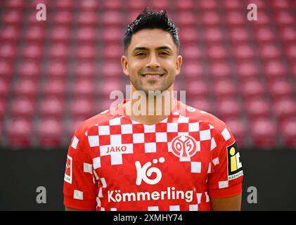 Mainz, Germania. 28 luglio 2024. Calcio: Bundesliga, stagione 2024/25, sessione fotografica 1. FSV Mainz 05 nella Mewa Arena: Nadiem Amiri. Credito: Arne Dedert/dpa - NOTA IMPORTANTE: in conformità con i regolamenti della DFL German Football League e della DFB German Football Association, è vietato utilizzare o far utilizzare fotografie scattate nello stadio e/o della partita sotto forma di immagini sequenziali e/o serie di foto video./dpa/Alamy Live News Foto Stock