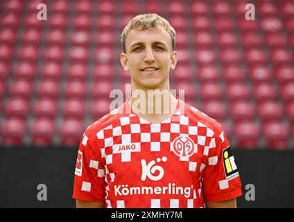 Mainz, Germania. 28 luglio 2024. Calcio: Bundesliga, stagione 2024/25, sessione fotografica 1. FSV Mainz 05 nella Mewa Arena: Nelson Weiper. Credito: Arne Dedert/dpa - NOTA IMPORTANTE: in conformità con i regolamenti della DFL German Football League e della DFB German Football Association, è vietato utilizzare o far utilizzare fotografie scattate nello stadio e/o della partita sotto forma di immagini sequenziali e/o serie di foto video./dpa/Alamy Live News Foto Stock