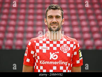 Mainz, Germania. 28 luglio 2024. Calcio: Bundesliga, stagione 2024/25, sessione fotografica 1. FSV Mainz 05 nella Mewa Arena: Stefan Bell credito: Arne Dedert/dpa - NOTA IMPORTANTE: in conformità con i regolamenti della DFL German Football League e della DFB German Football Association, è vietato utilizzare o far utilizzare fotografie scattate nello stadio e/o della partita sotto forma di immagini sequenziali e/o serie di foto video./dpa/Alamy Live News Foto Stock