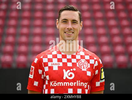 Mainz, Germania. 28 luglio 2024. Calcio: Bundesliga, stagione 2024/25, sessione fotografica 1. FSV Mainz 05 nella Mewa Arena: Dominik Kohr. Credito: Arne Dedert/dpa - NOTA IMPORTANTE: in conformità con i regolamenti della DFL German Football League e della DFB German Football Association, è vietato utilizzare o far utilizzare fotografie scattate nello stadio e/o della partita sotto forma di immagini sequenziali e/o serie di foto video./dpa/Alamy Live News Foto Stock