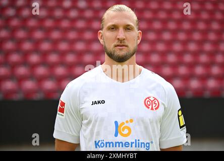 Mainz, Germania. 28 luglio 2024. Calcio: Bundesliga, stagione 2024/25, sessione fotografica 1. FSV Mainz 05 nella Mewa Arena: Portiere Robin Zentner. Credito: Arne Dedert/dpa - NOTA IMPORTANTE: in conformità con i regolamenti della DFL German Football League e della DFB German Football Association, è vietato utilizzare o far utilizzare fotografie scattate nello stadio e/o della partita sotto forma di immagini sequenziali e/o serie di foto video./dpa/Alamy Live News Foto Stock