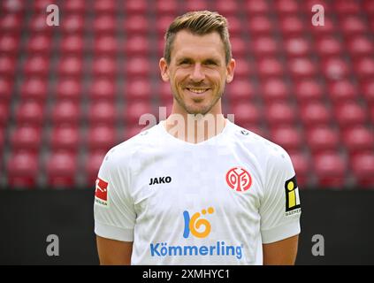 Mainz, Germania. 28 luglio 2024. Calcio: Bundesliga, stagione 2024/25, sessione fotografica 1. FSV Mainz 05 nella Mewa Arena: Portiere Daniel Batz. Credito: Arne Dedert/dpa - NOTA IMPORTANTE: in conformità con i regolamenti della DFL German Football League e della DFB German Football Association, è vietato utilizzare o far utilizzare fotografie scattate nello stadio e/o della partita sotto forma di immagini sequenziali e/o serie di foto video./dpa/Alamy Live News Foto Stock