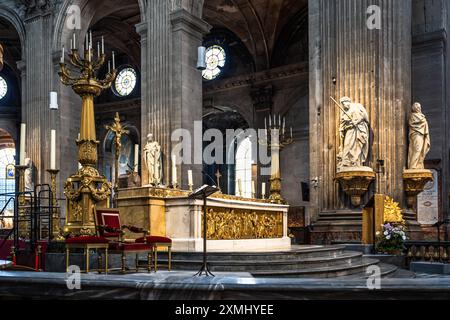 Interno della chiesa barocca cattolica di Saint-Sulpice, costruita nel XVII secolo, in Place Saint-Sulpice, quartiere Latino, vi arrondissement, Parigi, Francia Foto Stock