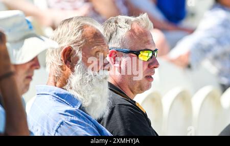 Hove UK 28 luglio 2024 - i tifosi godono il caldo sole mentre guardano la partita di cricket tra i Sussex Sharks e il Warwickshire al 1° Central County Ground di Hove: Credit Simon Dack /TPI/ Alamy Live News Foto Stock