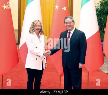 Pechino, Cina. 28 luglio 2024. Il Premier cinese li Qiang tiene colloqui con il primo ministro italiano Giorgia Meloni, che è in visita ufficiale in Cina, presso la sala grande del popolo a Pechino, capitale della Cina, il 28 luglio 2024. Crediti: Liu Weibing/Xinhua/Alamy Live News Foto Stock