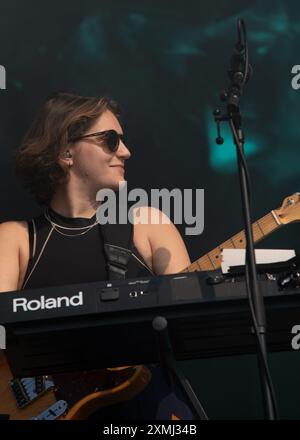 Brighton, Sussex, Regno Unito. 28 luglio 2024. La Big Moon si esibisce al sole all'ultimo giorno dell'On the Beach Festival. Cristina Massei/Alamy Live News Foto Stock