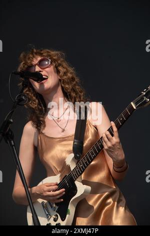 Brighton, Sussex, Regno Unito. 28 luglio 2024. La Big Moon si esibisce al sole all'ultimo giorno dell'On the Beach Festival. Cristina Massei/Alamy Live News Foto Stock