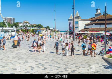 Pier Approach, Bournemouth, Regno Unito - 28 luglio 2024: Folla di persone sulla passeggiata di fronte al Pier Arcade. Foto Stock