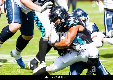 European League of Football, ELF/ partita: Milano Separen al Munich Ravens su 28. Luglio 2024, nello Sportpark Unterhaching, Unterhaching , Germania, Munich Ravens/ RB # 33 Justin Rodney e Milano Marines / DB # 24 Samuel Bomiya Foto Stock