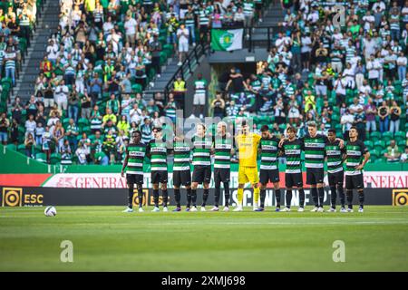 Giocatori sportivi CP visti in un minuto di silenzio in Memory of Legend e l'ex capitano Manuel Fernandes prima dell'inizio dell'amichevole pre-stagione tra lo Sporting CP e l'Athletic Club all'Estadio Jose Alvalade. Punteggio finale; Sporting CP 3:0 Athletic Club. Foto Stock