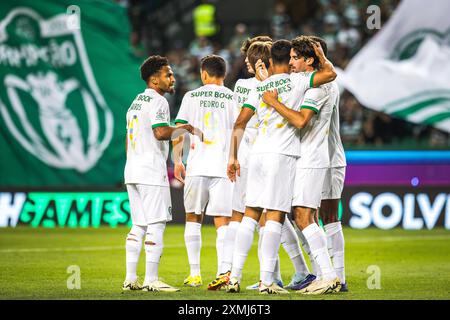 I giocatori della squadra sportiva CP festeggiano dopo aver segnato un gol durante l'amichevole pre-stagione tra lo Sporting CP e l'Athletic Club all'Estadio Jose Alvalade. Punteggio finale; Sporting CP 3:0 Athletic Club. Foto Stock