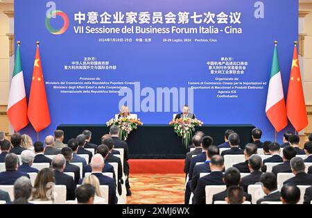 Pechino, Cina. 28 luglio 2024. Il Premier cinese li Qiang partecipa alla cerimonia di apertura del settimo incontro del comitato degli imprenditori Cina-Italia con il primo ministro italiano Giorgia Meloni e si rivolge alla cerimonia di apertura presso la sala grande del popolo a Pechino, capitale della Cina, 28 luglio 2024. Crediti: Yue Yuewei/Xinhua/Alamy Live News Foto Stock